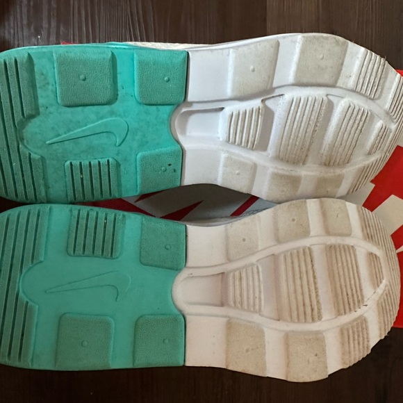 Nike! Shoes π - Picture 6 of 10